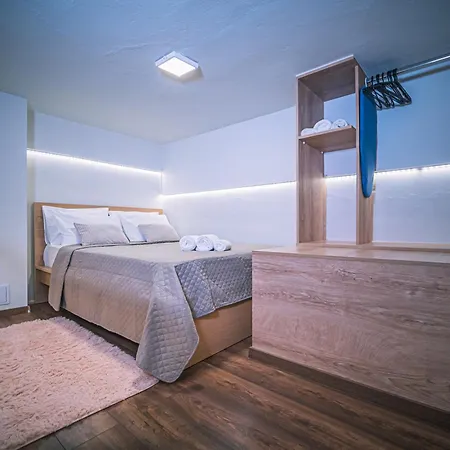 Loft Lux Living - 7 Minutes From Center Apartment