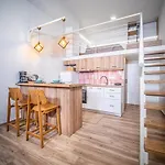 Loft Lux Living - 7 Minutes From Center Apartment *