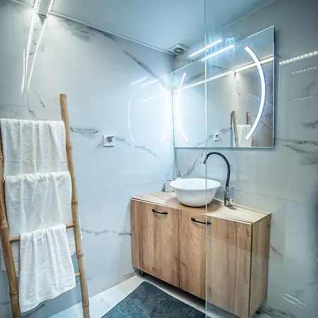 Loft Lux Living - 7 Minutes From Center 沃洛斯