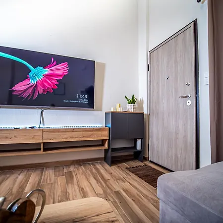 Loft Lux Living - 7 Minutes From Center Apartment
