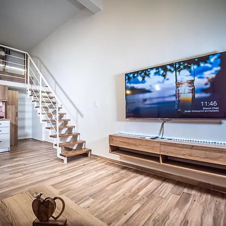 Loft Lux Living - 7 Minutes From Center Apartment